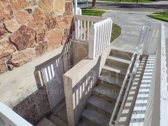 Building Photo - Charming Basement Apartment in Murray