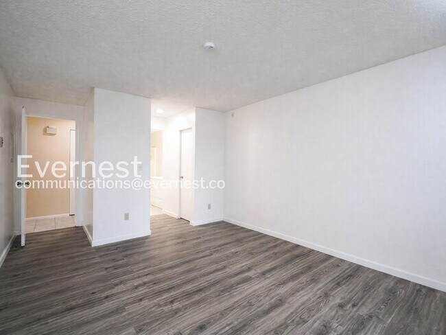 Building Photo - 1 Bed, 1 Bath Condo with Carport / Vouchers Accepted / Coming Soon!
