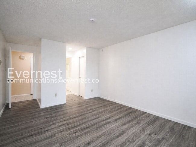 Building Photo - 1 Bed, 1 Bath Condo with Carport / Vouchers Accepted