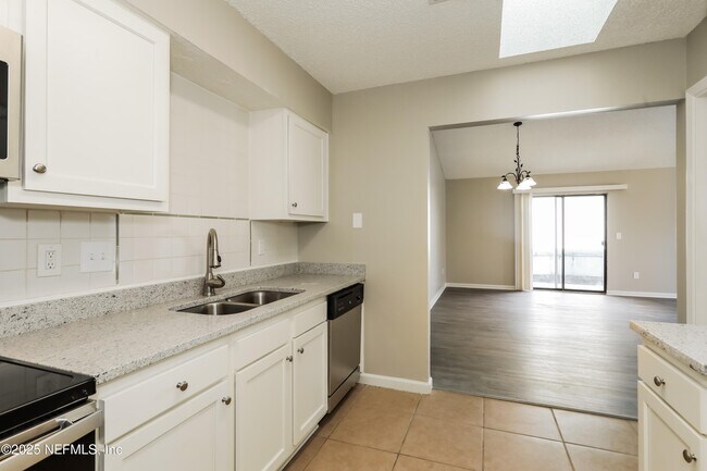 Building Photo - 1852 Manitoba Ct N