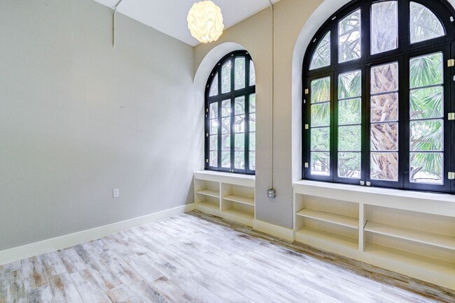 Building Photo - Exceptional 1 bed/1bath loft-style unit in...