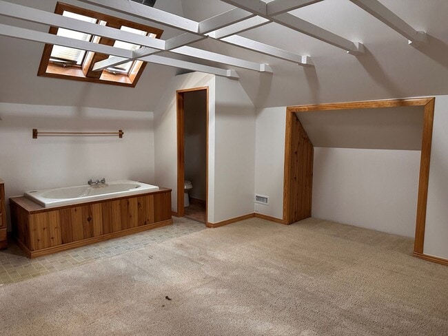 Building Photo - 3 Bedroom Home with 2 Car Garage