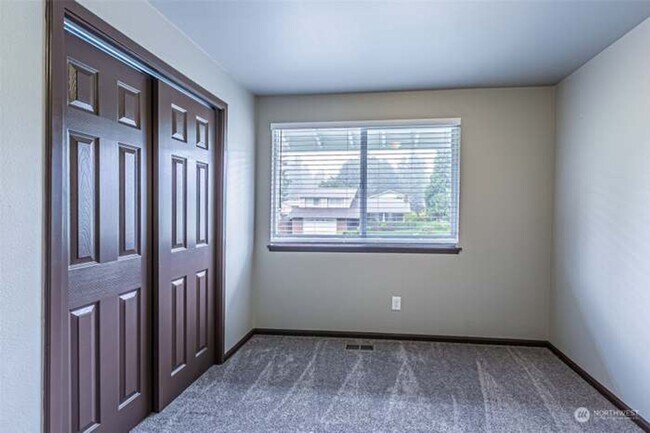 Building Photo - Immaculate & HUGE 5-Bedroom Home in Desira...
