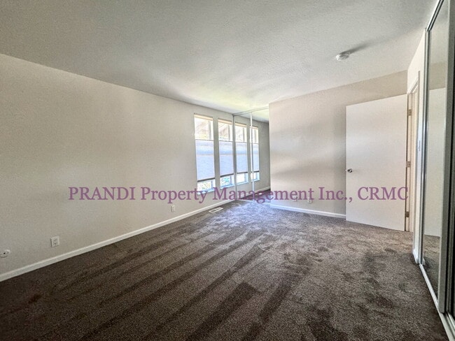 Building Photo - Updated Towhome with Washer/Dryer, Near Pa...