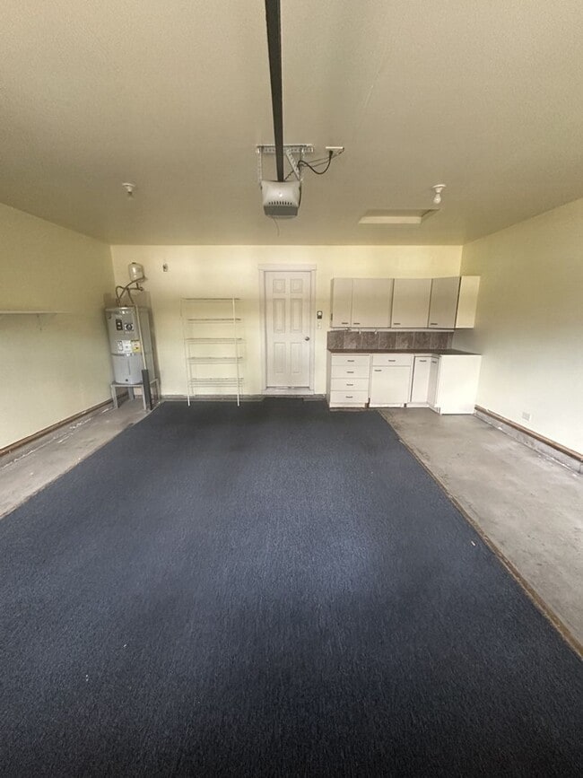Building Photo - Three Bedroom Ranch in Orchards!