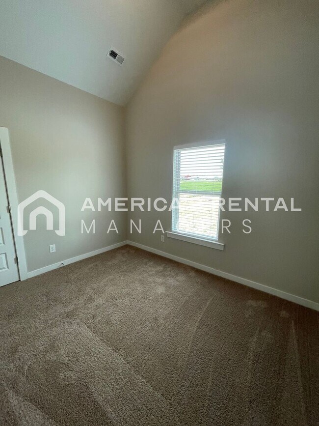 Building Photo - Available Now!! PRICE REDUCTION*** SIGN A ...