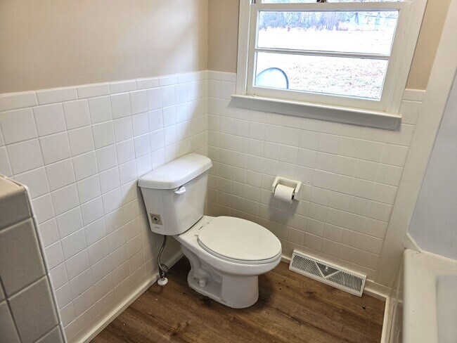 Building Photo - 3 Bed 1.5 Bath Rental Home Mount Airy