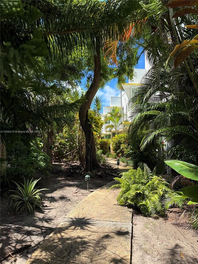 Building Photo - 6941 Bay Dr