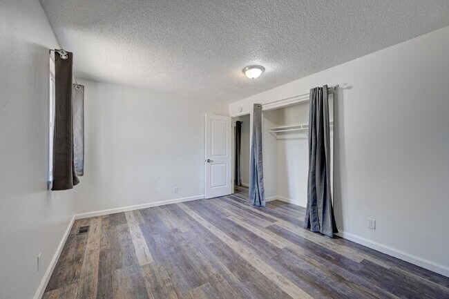 Building Photo - $2,900.00, 5 bed, 3 bath in Denver with Fi...