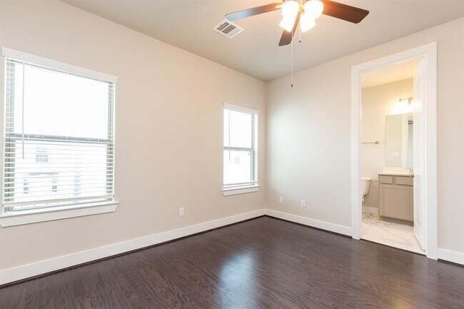 Building Photo - 5836 E Post Oak Ln