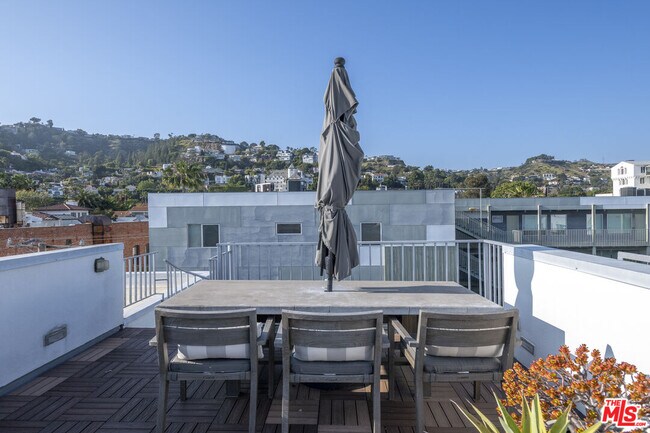 Building Photo - 1345 Havenhurst Dr
