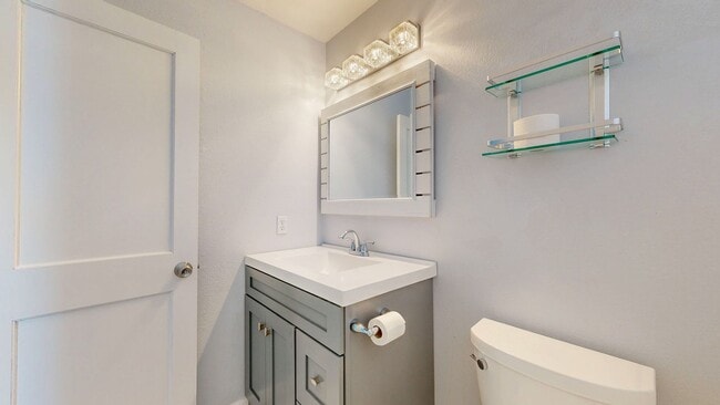 Building Photo - Serene 2 Bedroom 2 Bath Townhome in Windsor, CA with Carport Included!
