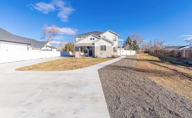 Primary Photo - Perfect location 3 bed 2.5 bath Townhouse.