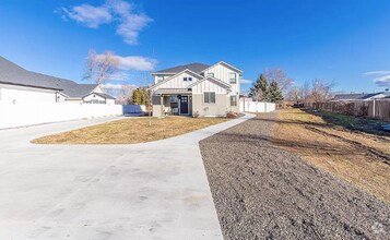 Building Photo - Perfect location 3 bed 2.5 bath Townhouse.