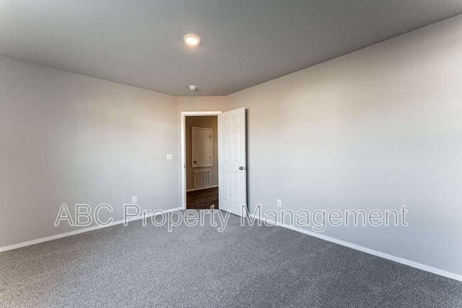 Building Photo - 4405 SW Sackett Ave