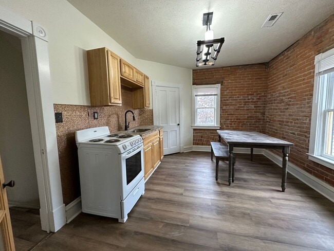 Building Photo - L1004