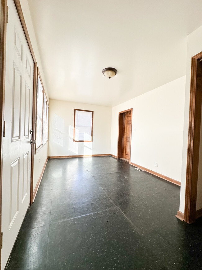 Building Photo - 7532 S Vernon Ave