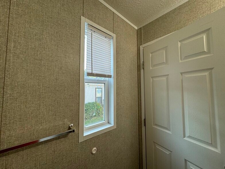 Building Photo - 2042 Marmoor Dr