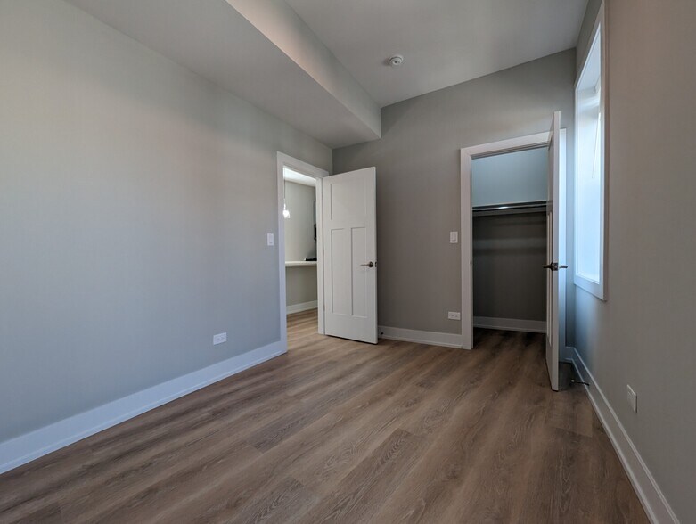 Building Photo - 421 W Belden