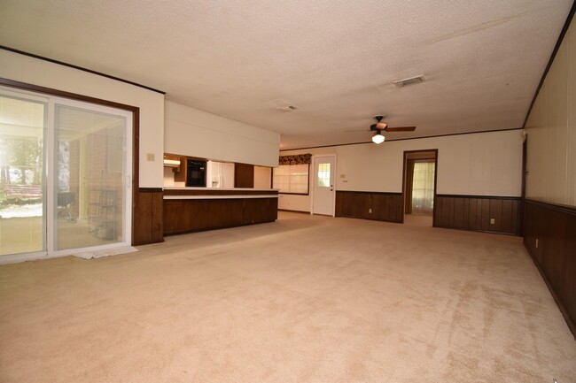 Building Photo - Spacious 3 Bed 2 Bath