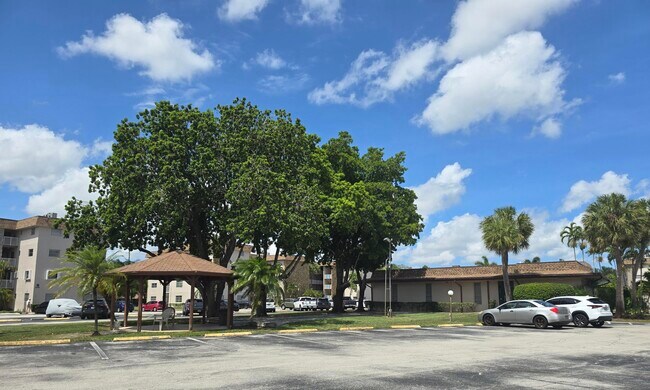 Building Photo - 2461 SW 82nd Ave