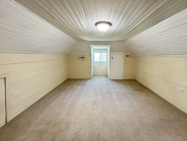 Building Photo - Charming 3BD/1BA Home In Unbeatable Location