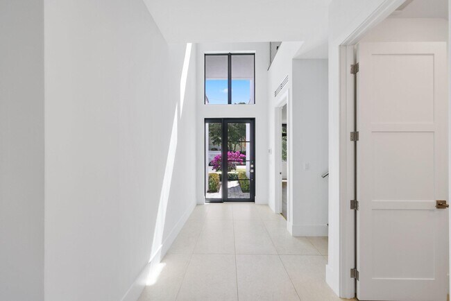 Building Photo - 655 Kingsbridge St