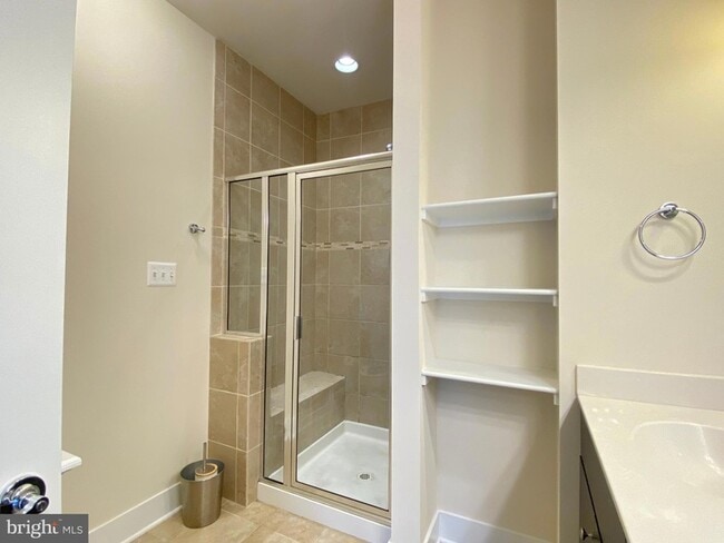 Building Photo - 924 King Farm Blvd