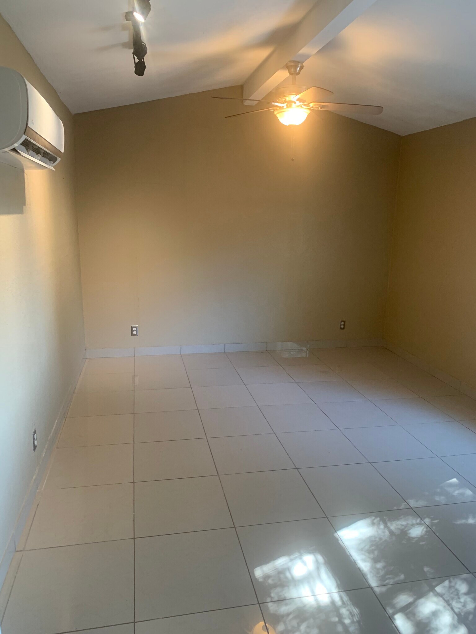 Building Photo - 1116 Lakeshore Dr