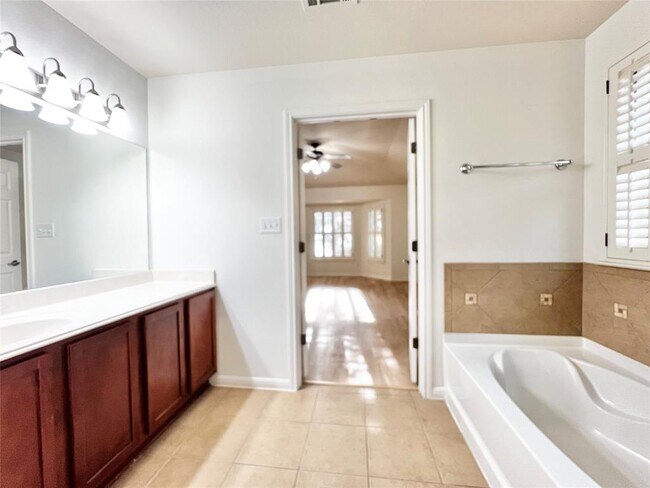 Building Photo - 9500 Castle Pines Dr