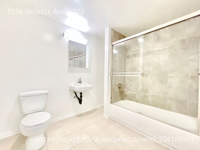 Building Photo - Beautiful newly remodeled modern top-floor...