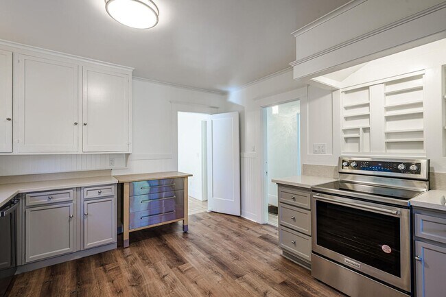 Building Photo - Charming Burlingame Home, 2 Bedroom / 1 Ba...