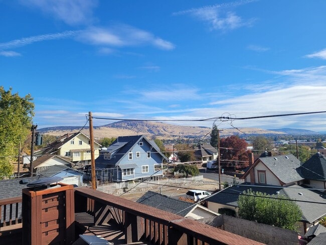 Building Photo - 3 bedroom 2 bath