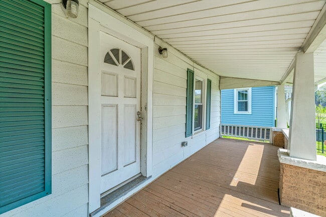 Building Photo - 2325 Cedar Ln