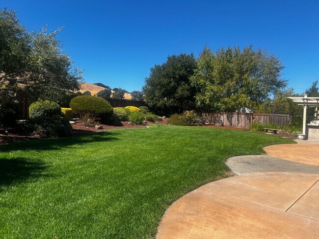 Building Photo - Beautiful Green Valley Home