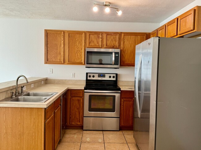 Building Photo - 12644 Somerset Oaks St