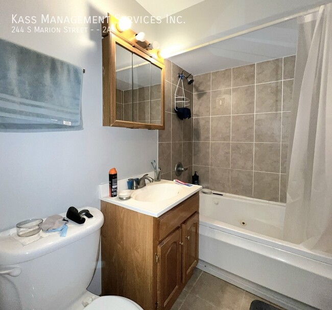 Building Photo - Spacious 2bed/1bath with Heat included, Ha...