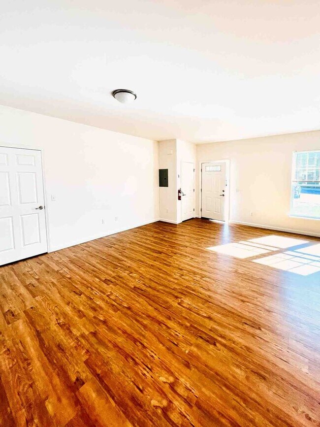 Building Photo - 2 bed, 1 bath townhouse style apartment with washer & dryer provided (45 Griffin Ln #202)