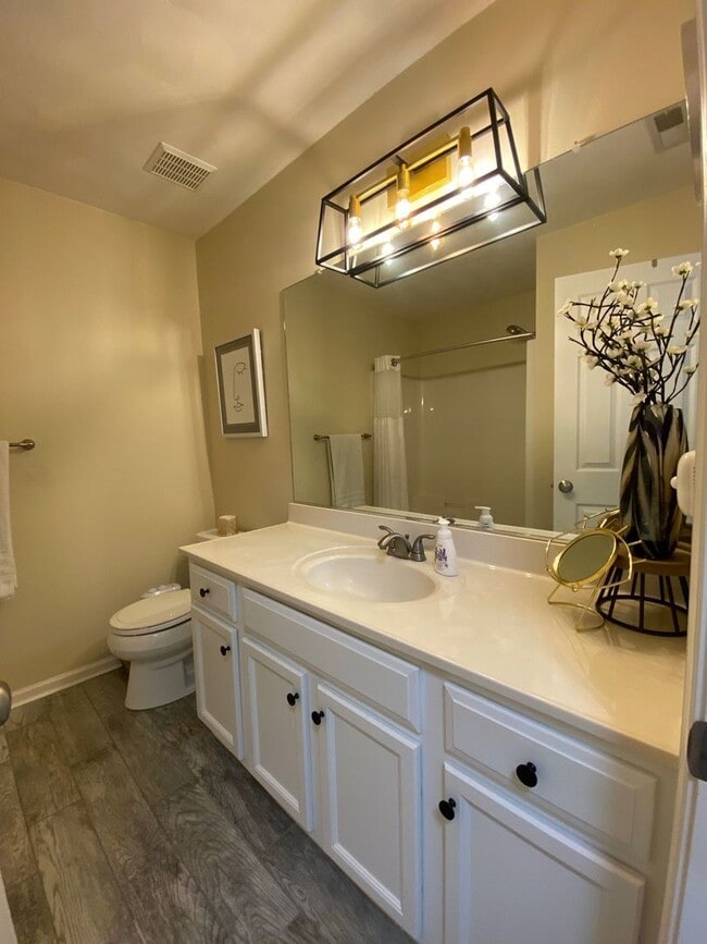 Building Photo - Your dream home is ready to welcome you wi...