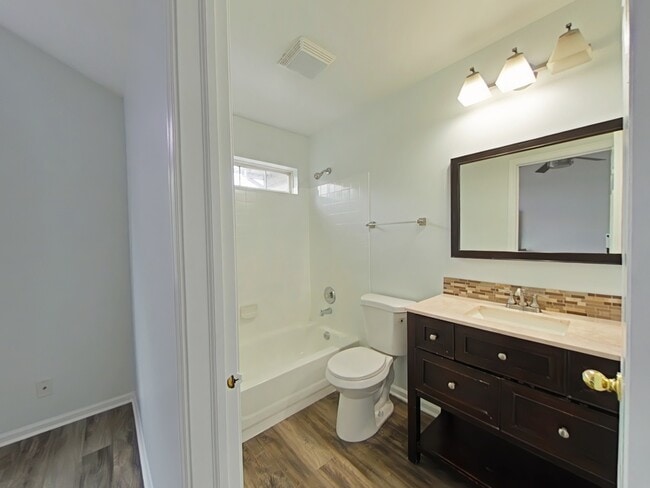 Building Photo - 945 Park Hill Cir