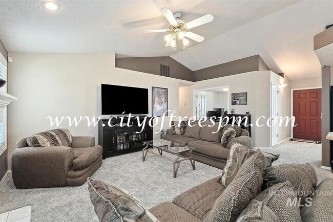 Building Photo - Fantastic 4 bed 2 Bath, 3 Car Garage with ...