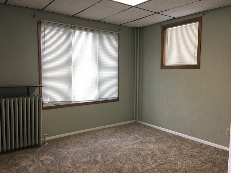 Front bedroom - 1826 E Superior St