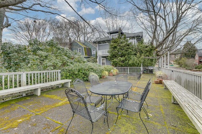 Building Photo - Rare & Charming Upper Queen Anne Home Available July!