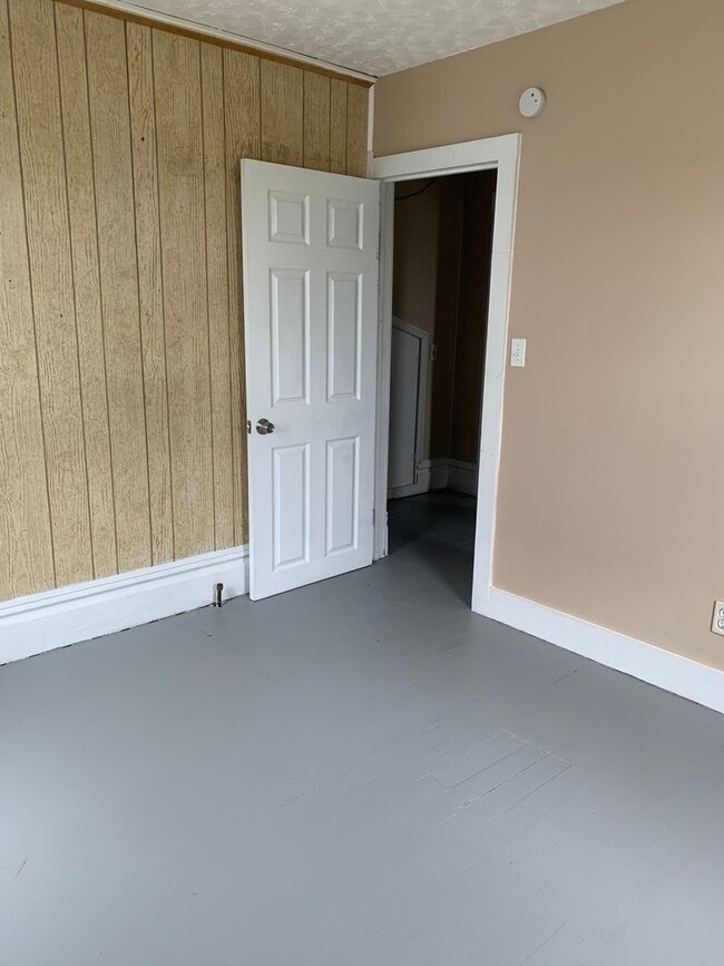 Building Photo - 2 bedroom house one block from City Park