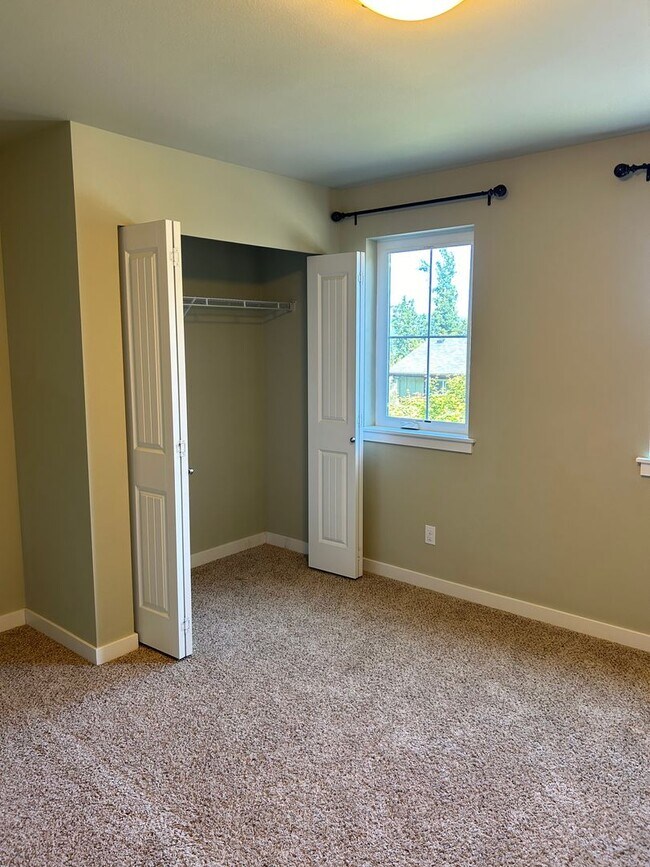 Building Photo - Newer Duvall 5 Bedroom 3 Bath Luxury Home