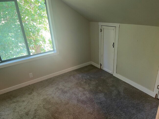 Building Photo - Newly Renovated Home in a Friendly, Active Neighborhood