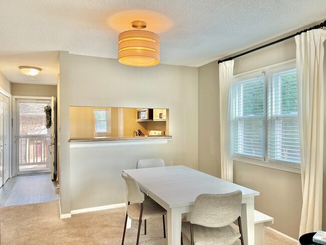 Building Photo - Condo with Convenient Location!