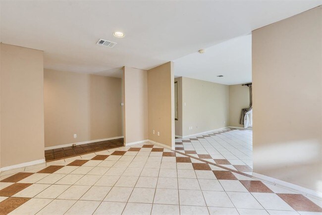 Building Photo - 2207 Briarview Dr