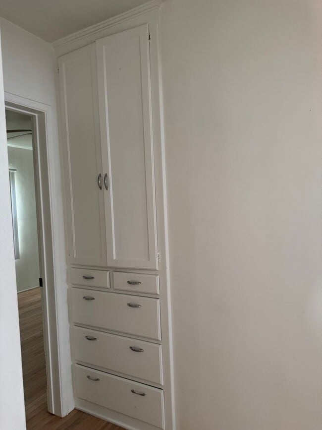 Building Photo - COMPLETELY REMODELLED 1 BEDROOM DUPLEX FOR LEASE!