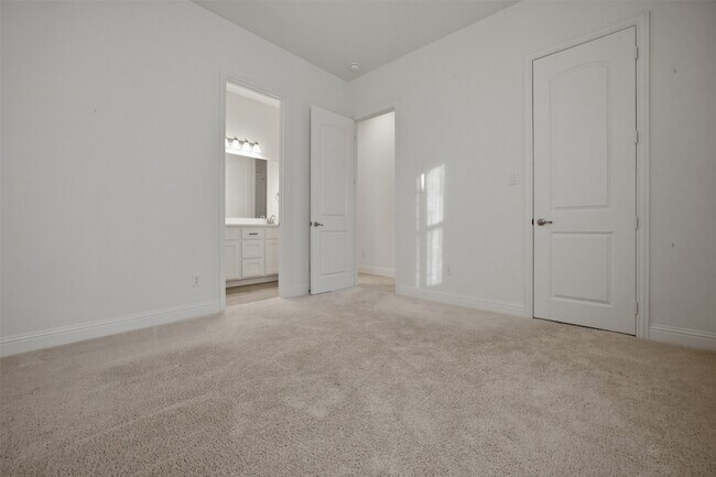 Building Photo - 208 Sequoia Dr